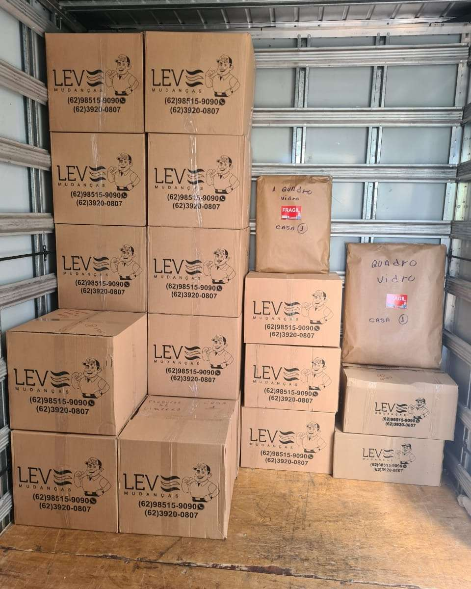 Caixas organizadas no caminhão