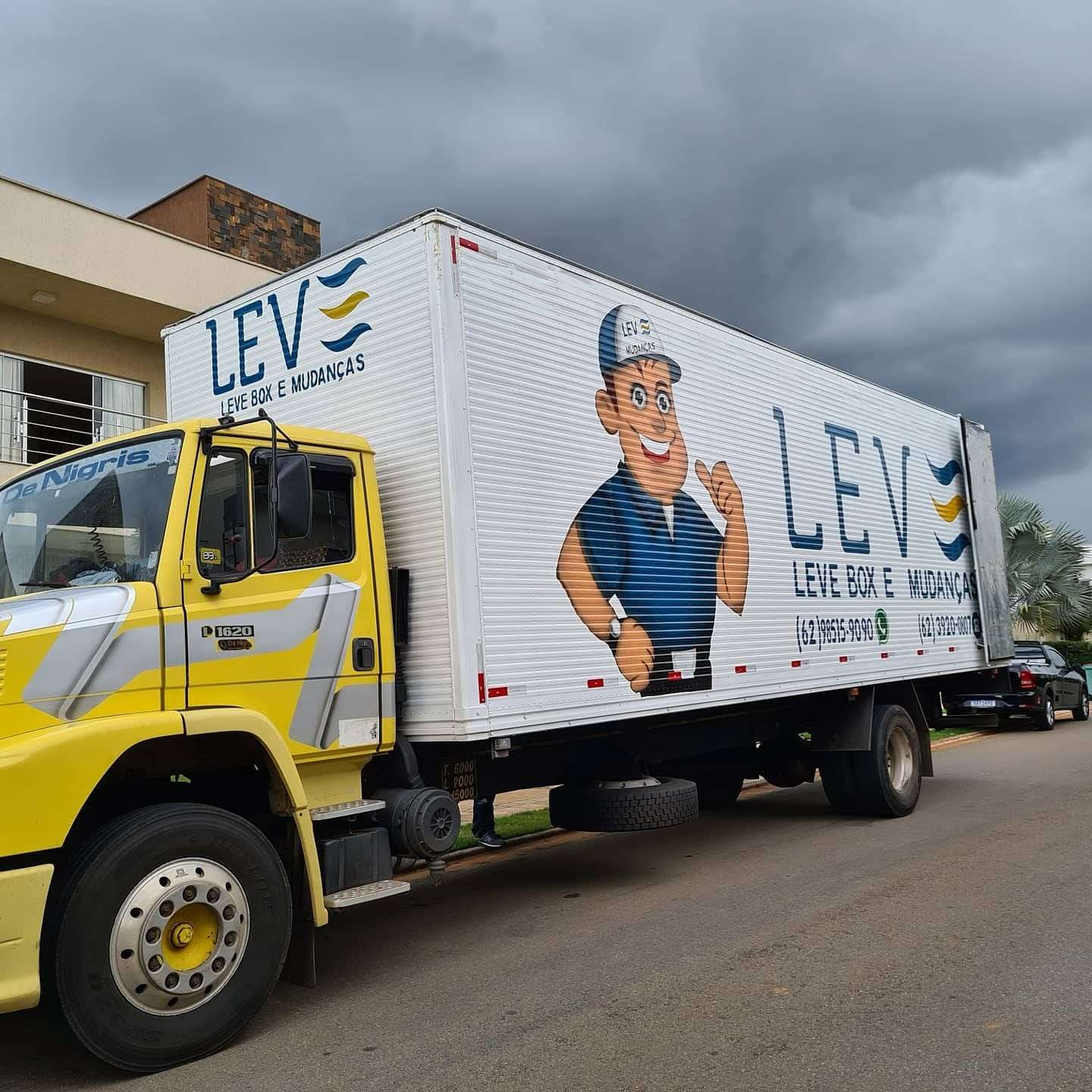 Caminhão Leve Mudanças amarelo