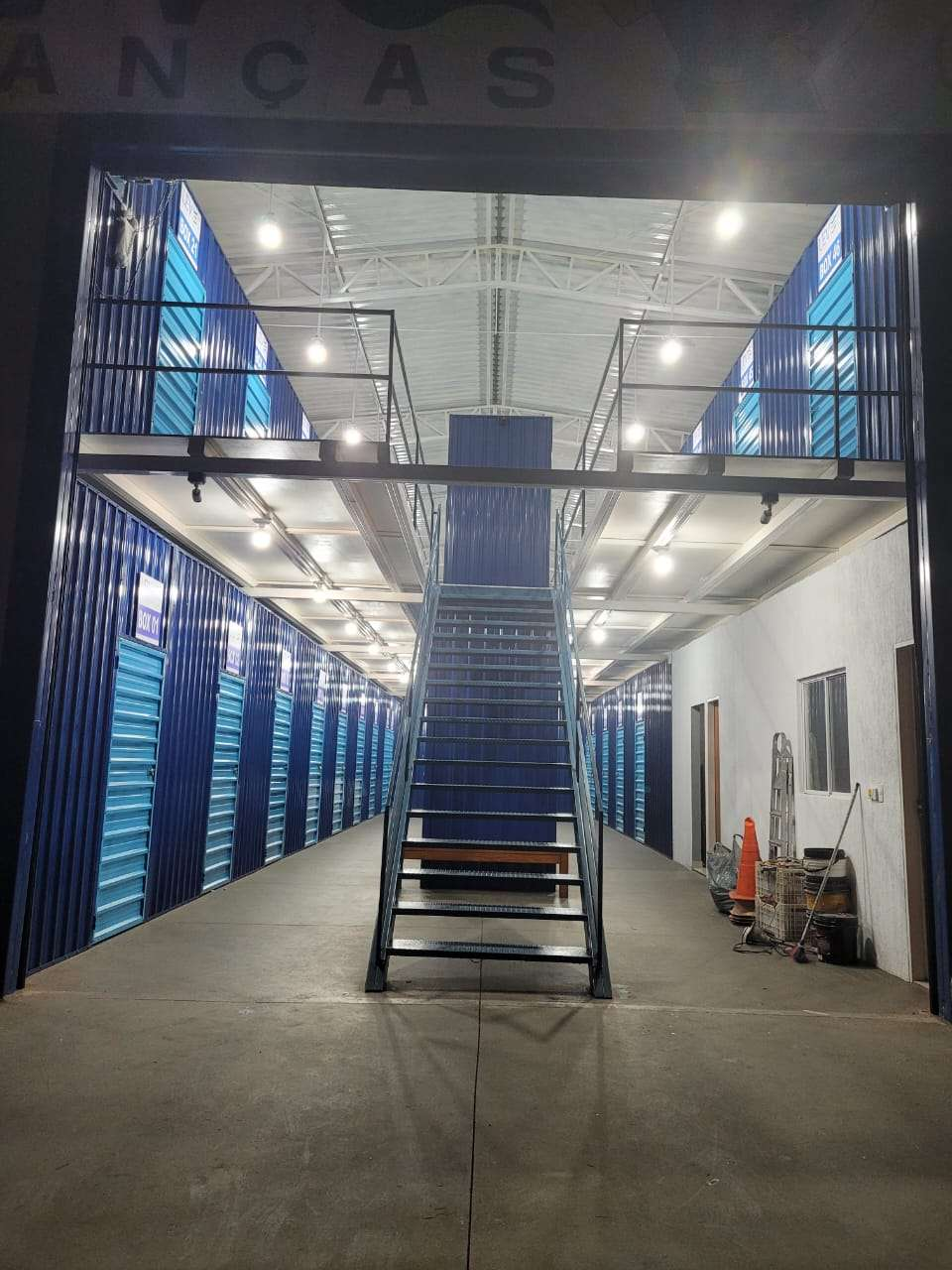 Corredor do galpão com boxes