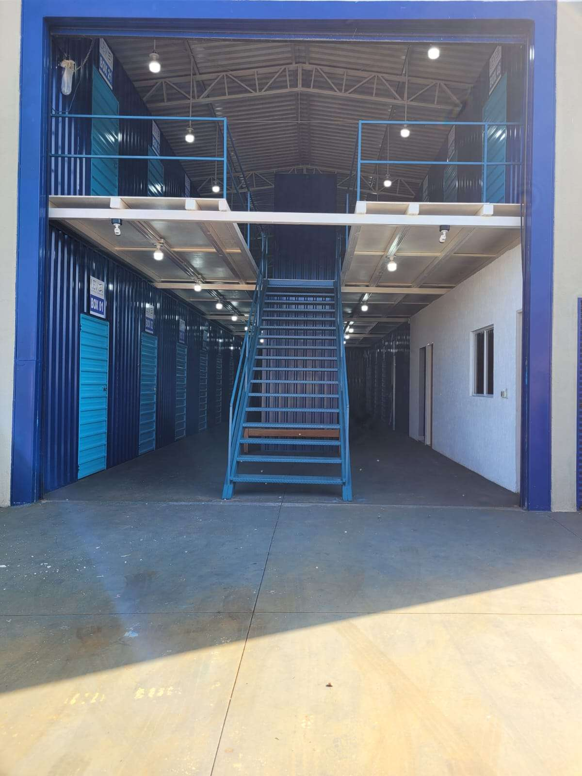 Entrada do galpão de armazenamento